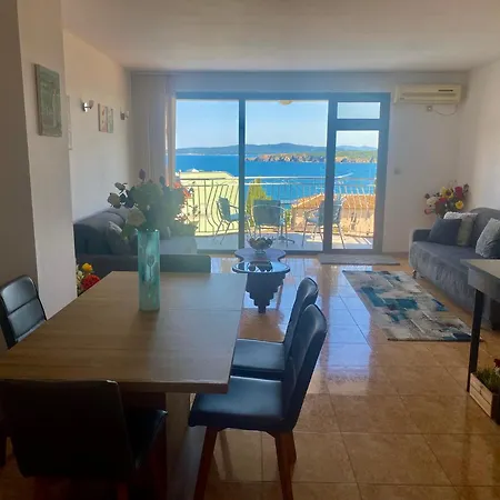 Gorgeous, 1 Bed Apt, Sea Views.