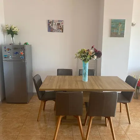 Gorgeous, 1 Bed Apt, Sea Views. Apartamento *